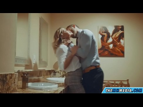 ❤️ Ketika seorang pirang berdada menggoda Anda di toilet umum ️❌ Video anal pada kami id.risegame.top ️❤